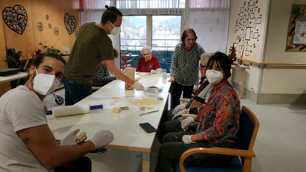 Der feine Teig wird geknetet und geformt
