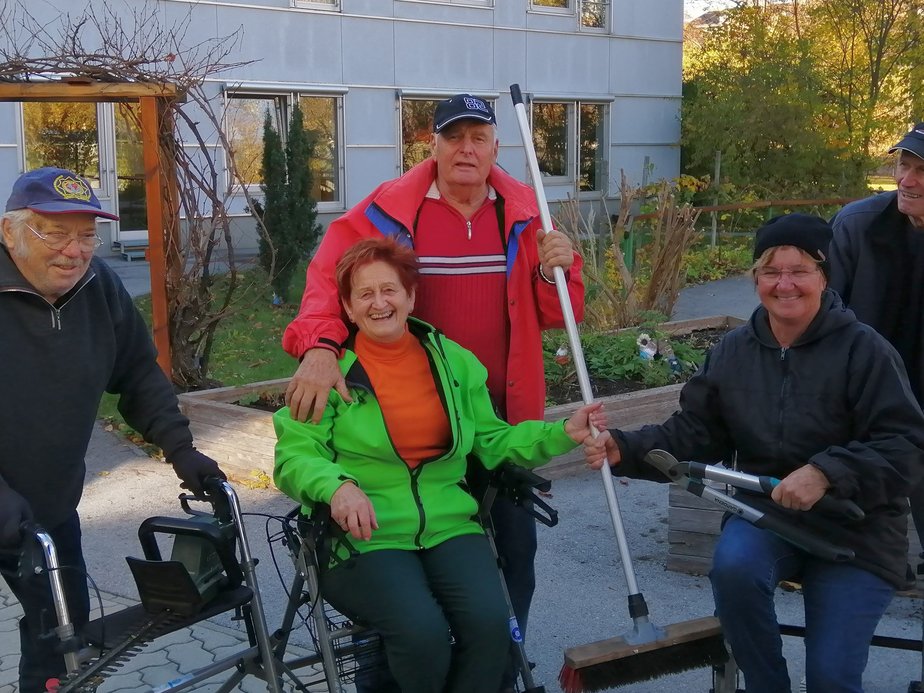 Ehrenamtliche beim Helfen im Garten.