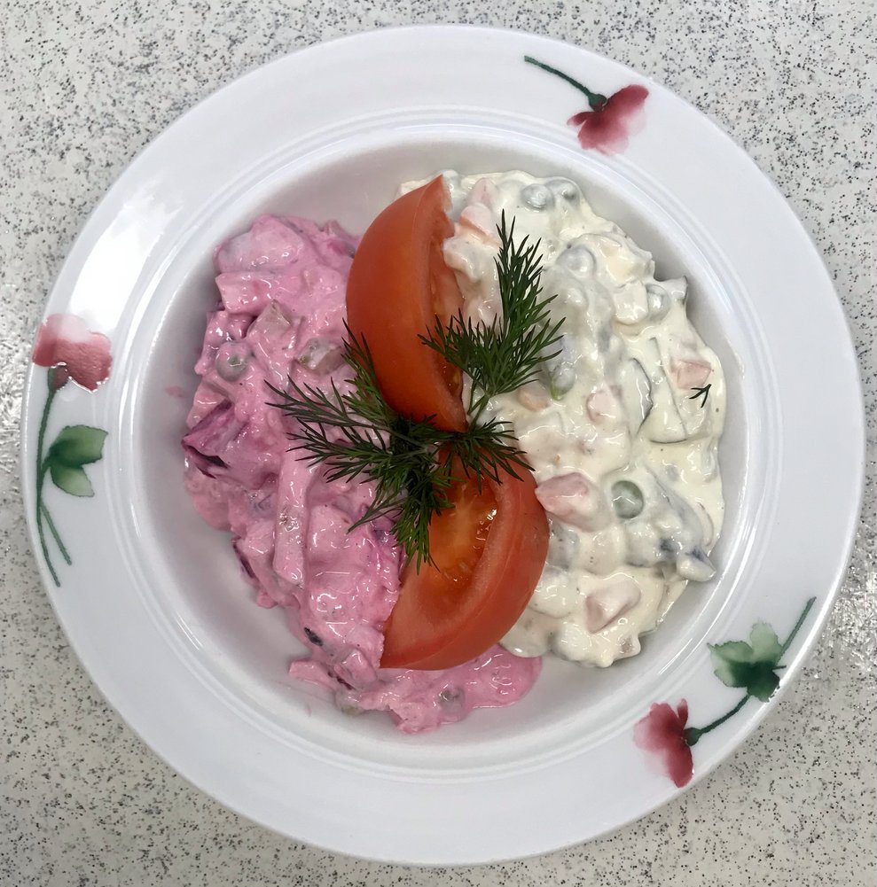 Ein Teller mit Heringssalat.