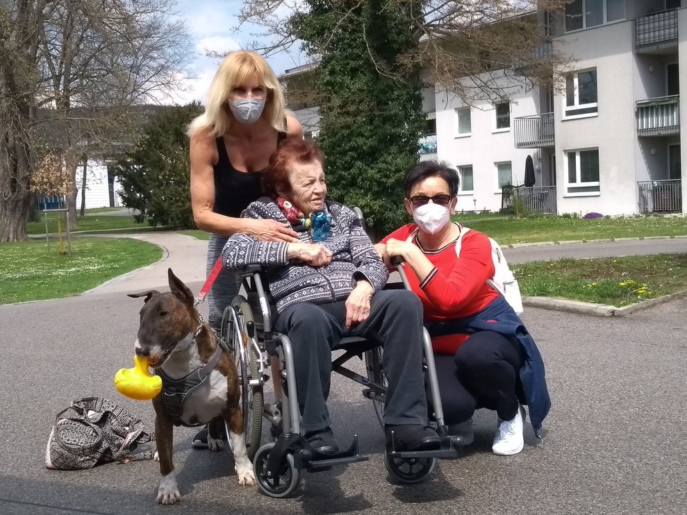 Eine Bewohnerin mit ihren zwei Töchtern und einem Hund.