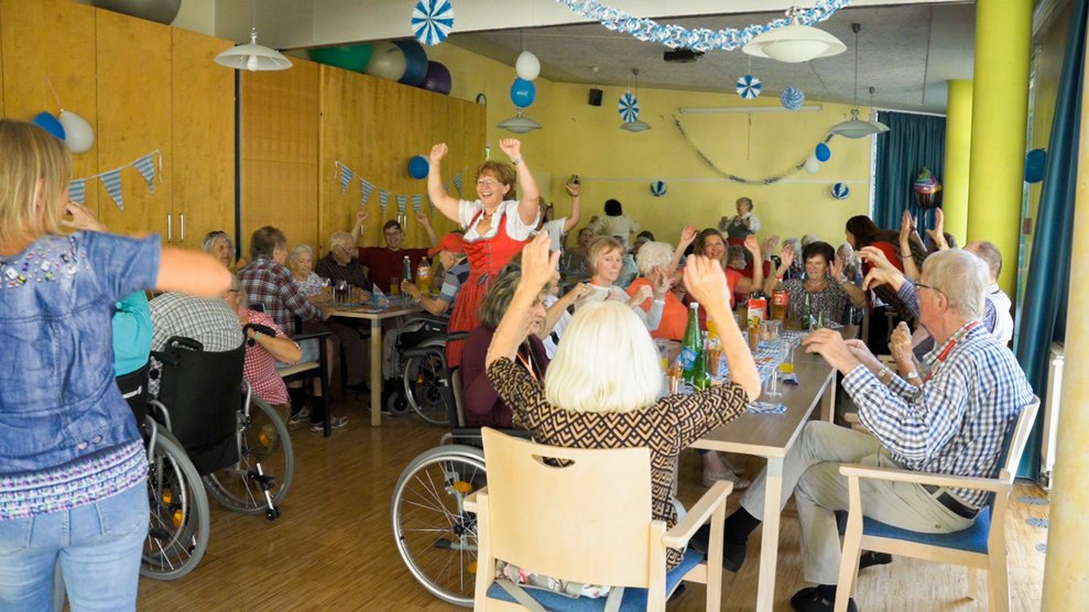 die Hände zum Himmel