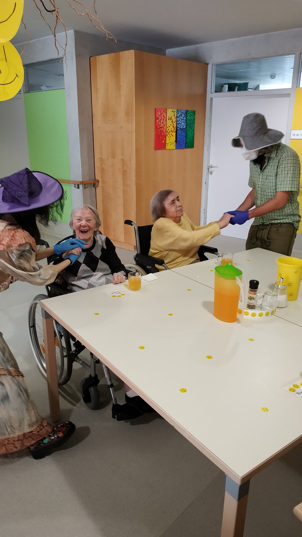 Lachende BewohnerInnen.