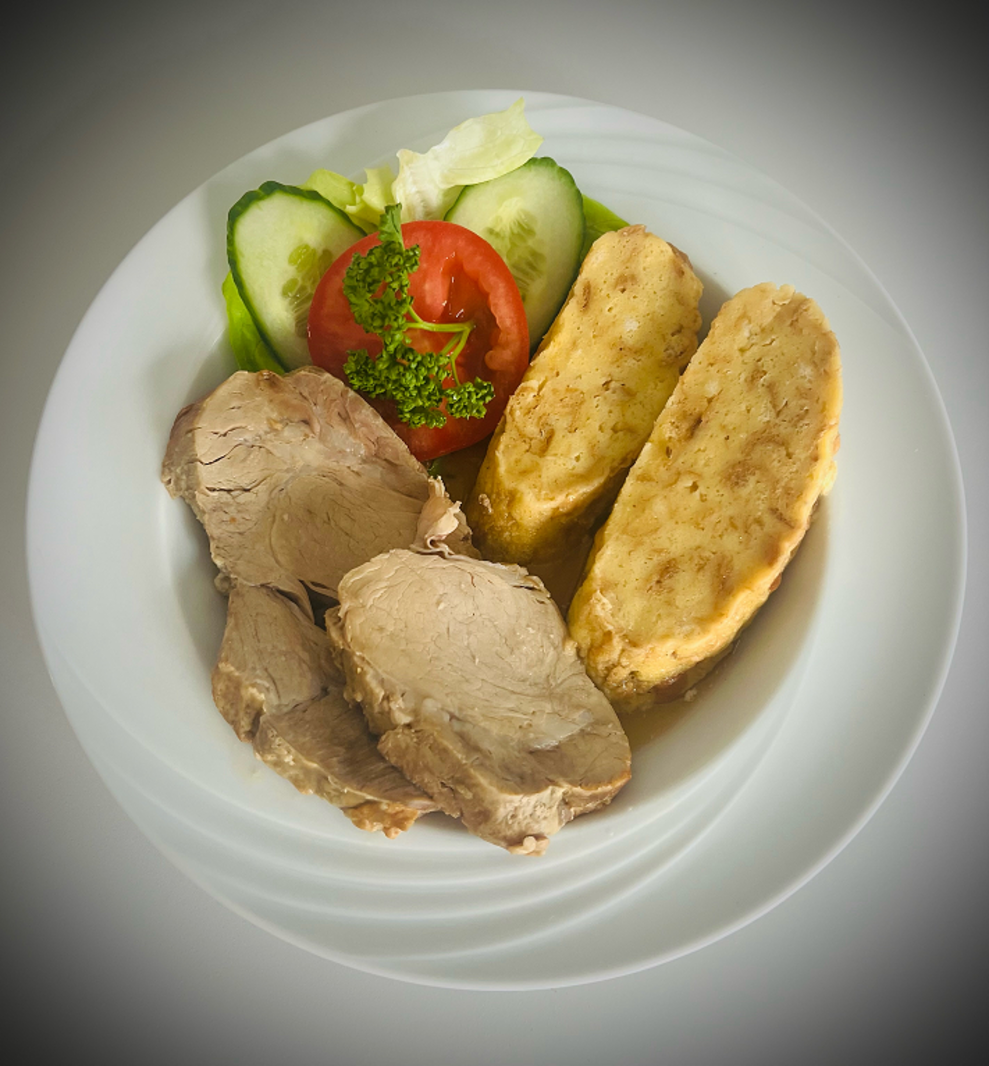 Schweinsbraten mit Serviettenknödel
