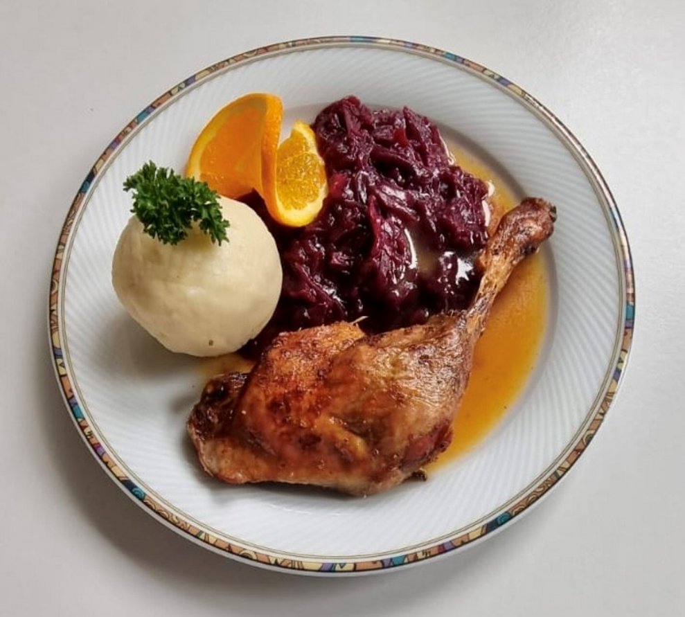Entenkeule mit Apfelrotkraut und Erdäpfelknödel