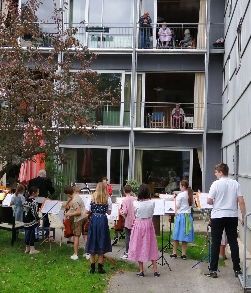 Musikanten vor dem Haus