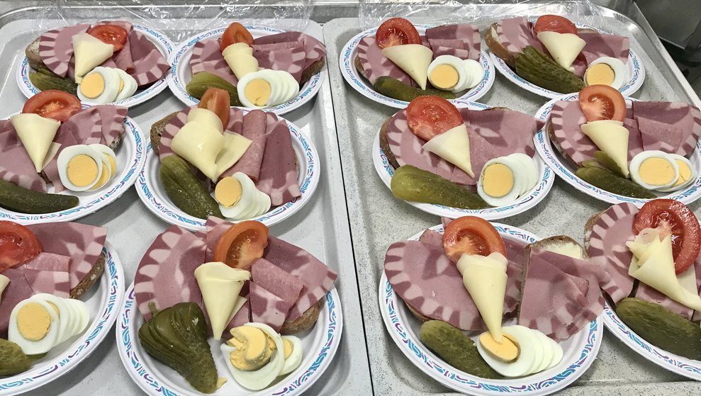 Viele Wurstteller stehen nebeneinander.