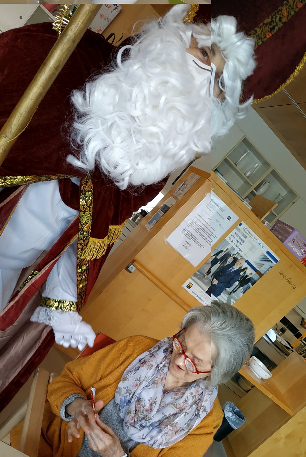 Großer, würdevoller Nikolo bringt kleine, süßen Nikolo