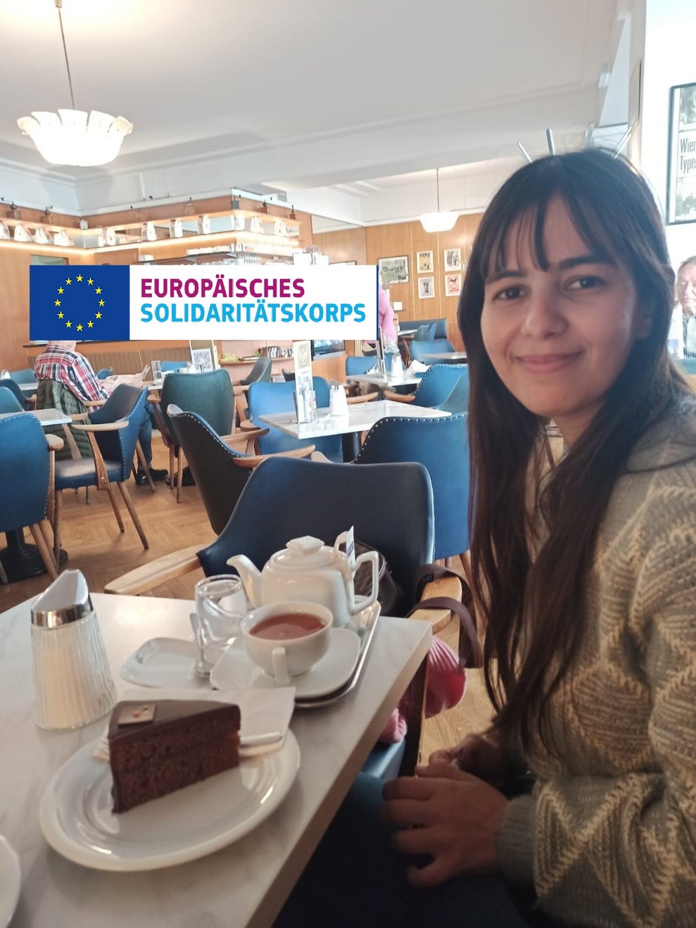 Najla genießt die Sachertorte samt Wiener Melange