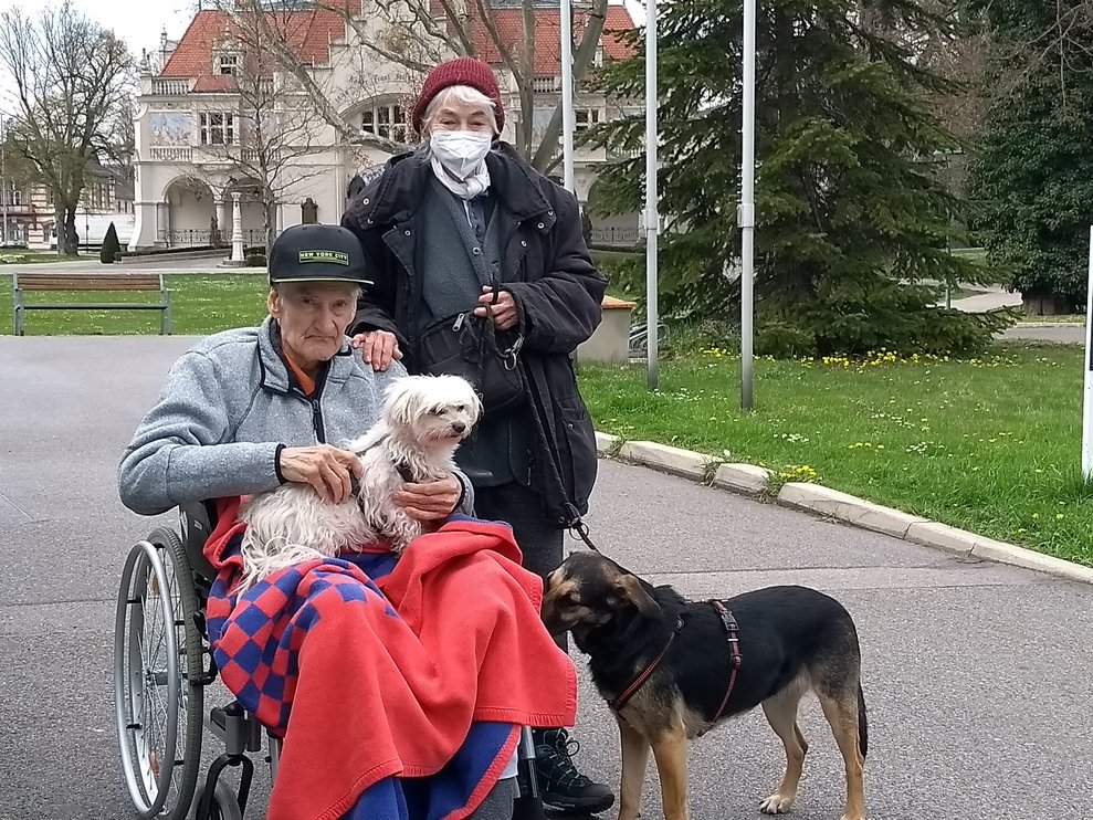 Ein Bewohner, seine Schwester und zwei Hunde.