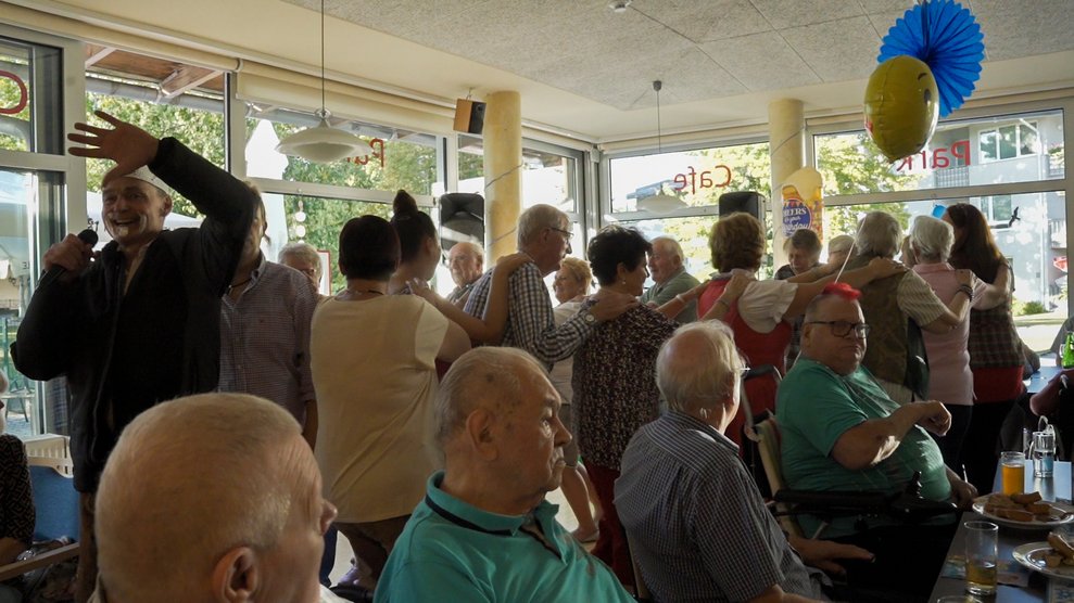 DJ Ötzi führt die Polonaise