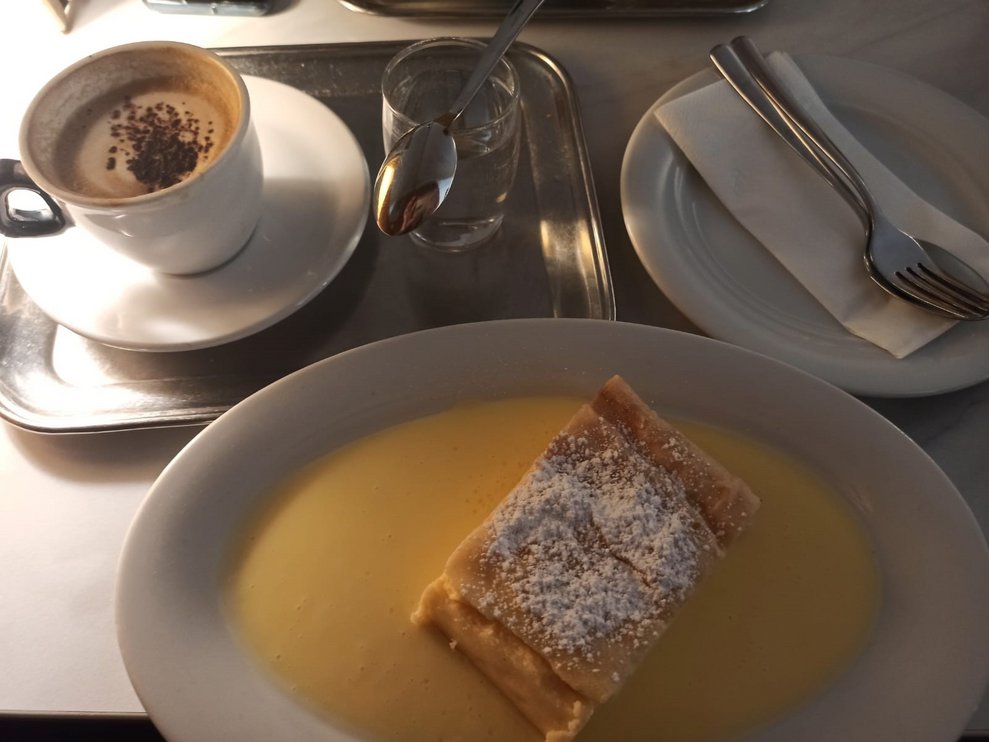 Ein Traum von Topfenstrudel in Vanillesauce