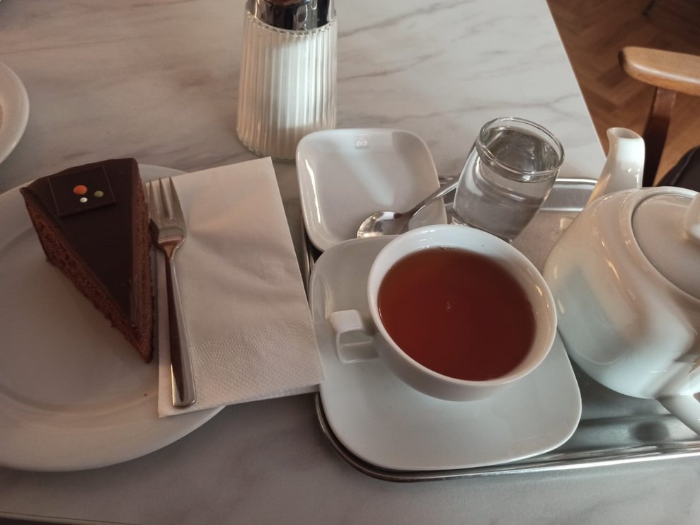 auch mit Tee schmeckt die klassische Schokotorte