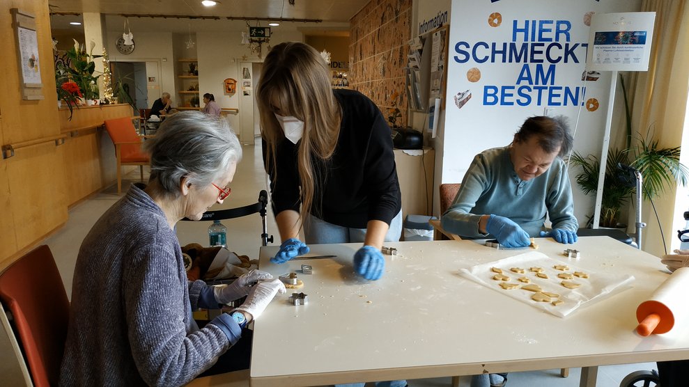 Weihnachtsmotive werden ausgestochen