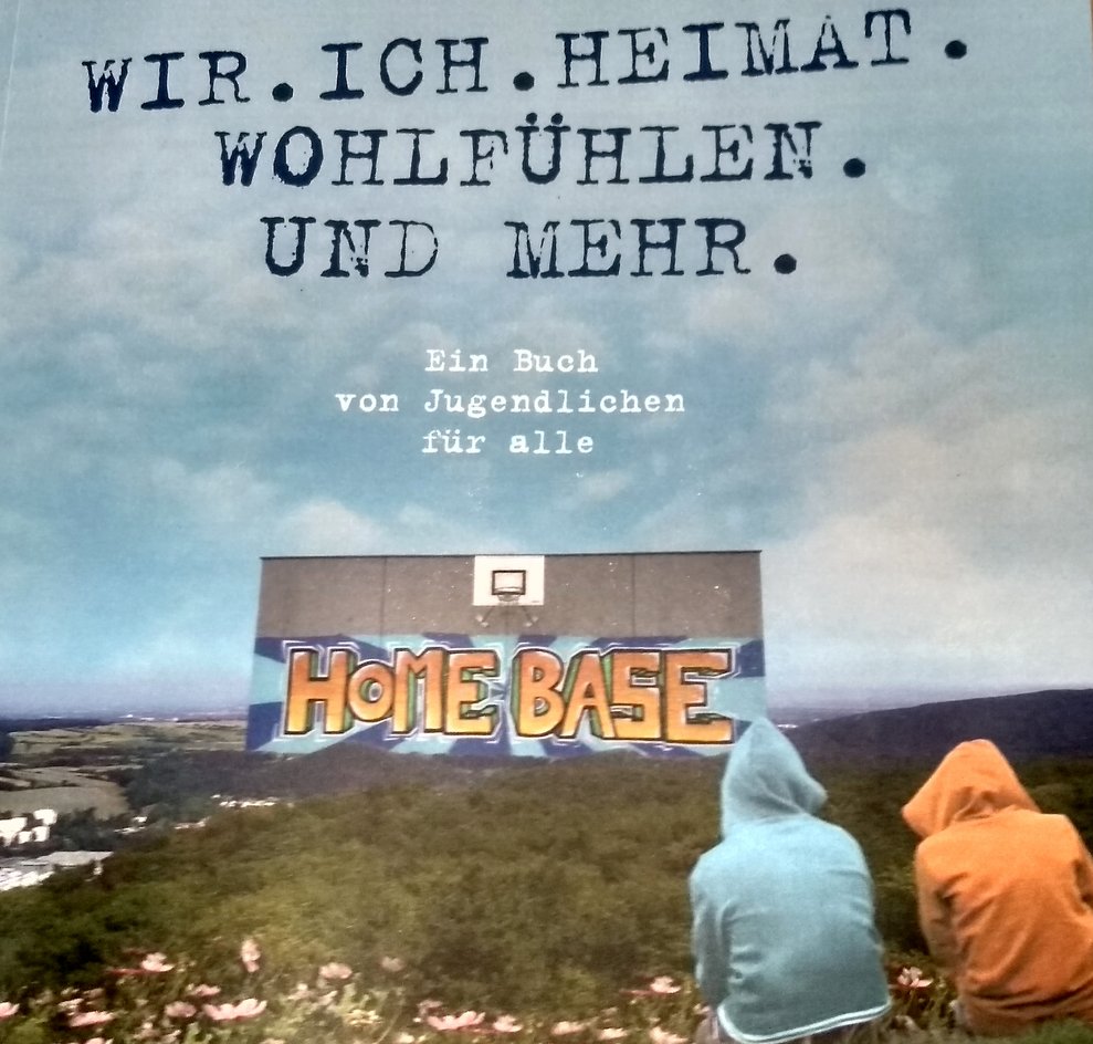 Das Buchcover, auf dem steht "Wir.Ich.Heimat.Wohlfühlen.Und mehr."