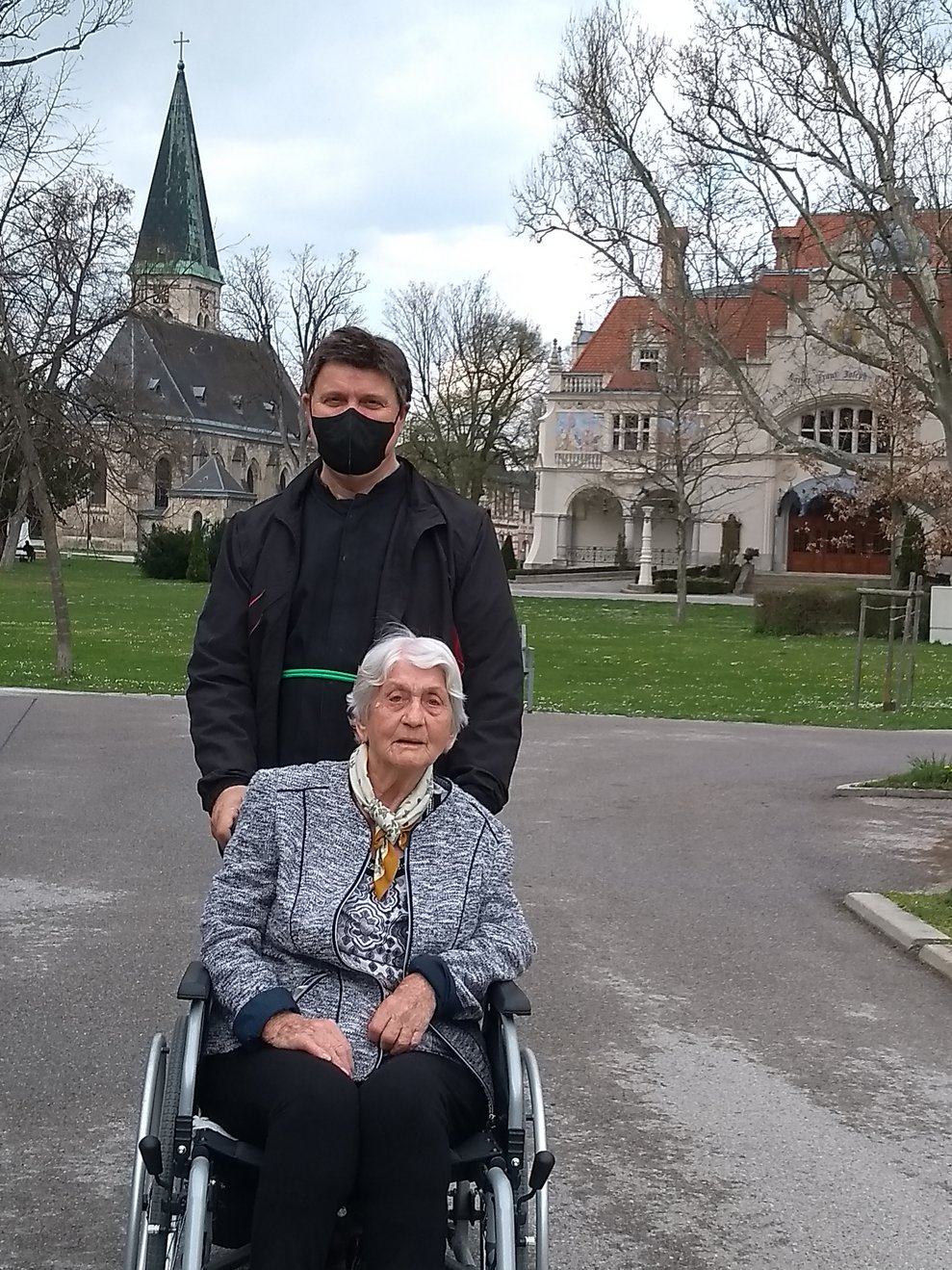 Eine Frau im Rollstuhl wird geschoben.