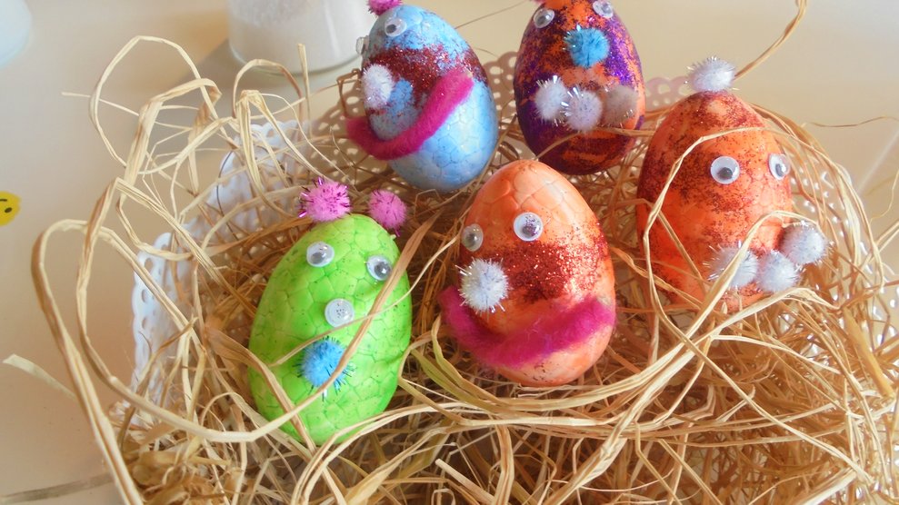 Bunte Ostereier mit Gesichtern.