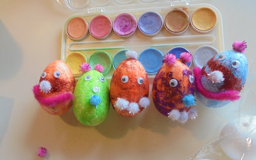 Dekorierte Ostereier mit Gesichtern.