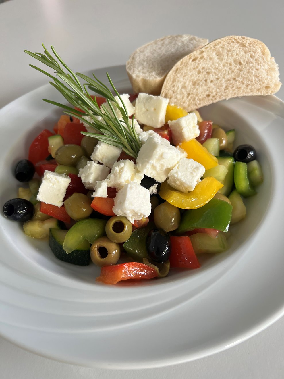Griechischer Bauernsalat mit Ciabatta Weckerl