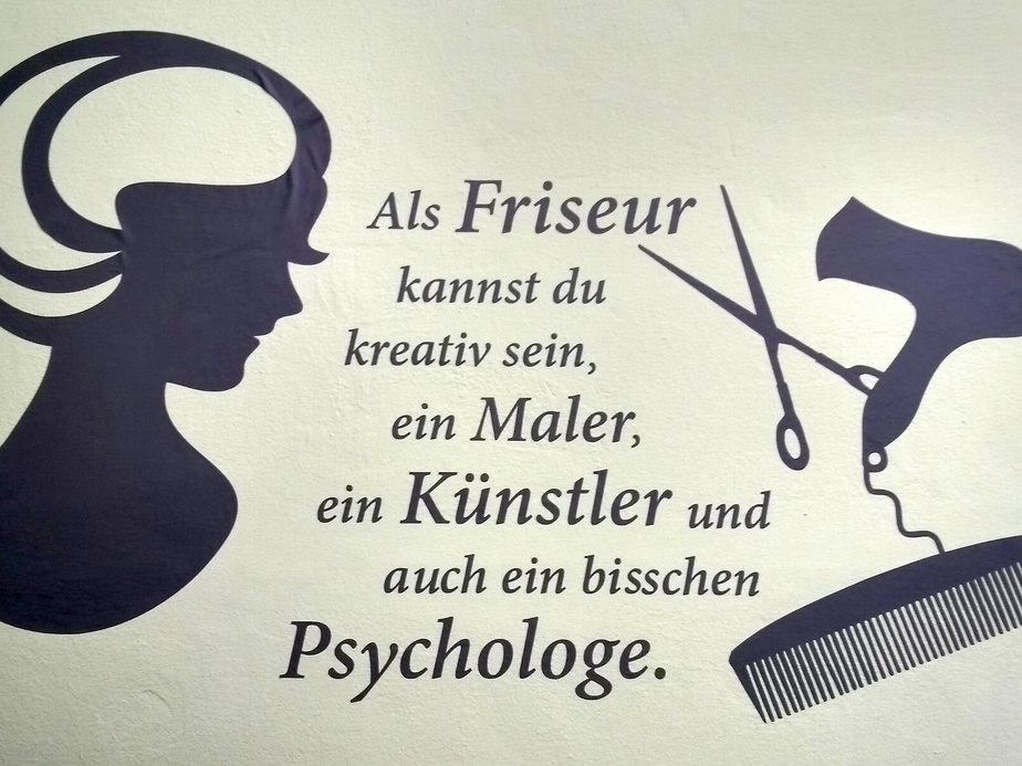 Ein Bild auf dem steht: "Als Friseur kannst du kreativ sein, ein Maler, ein Künstler und auch ein bisschen Psychologe."