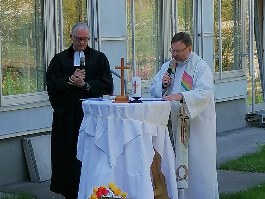 Zwei Pfarrer halten die heilige Messe.