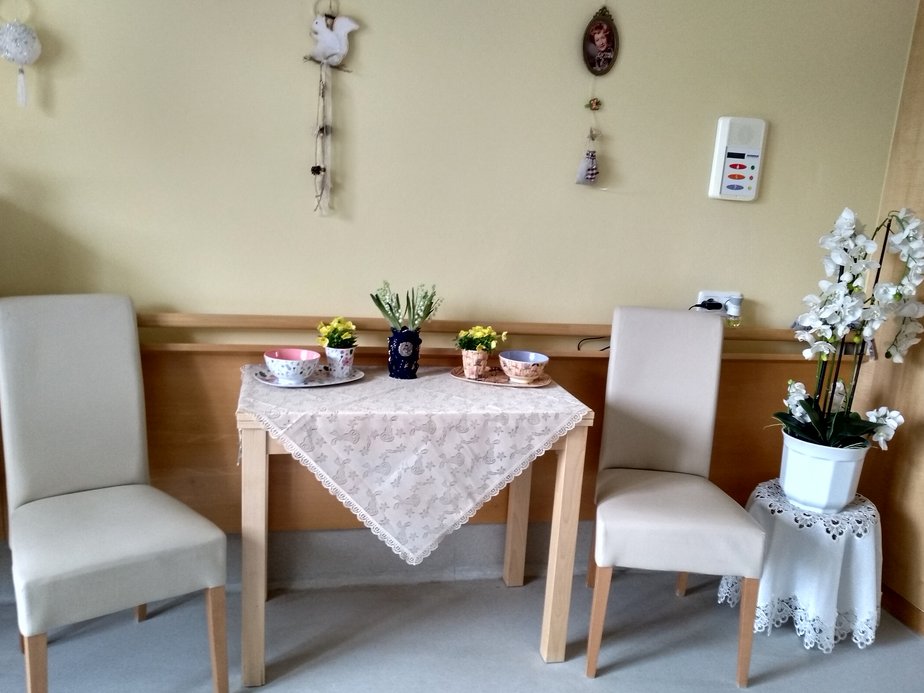 Zwei Sessel und ein Tisch.